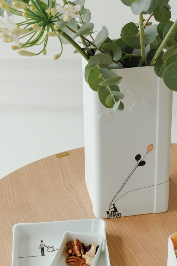 Vase rain clouds