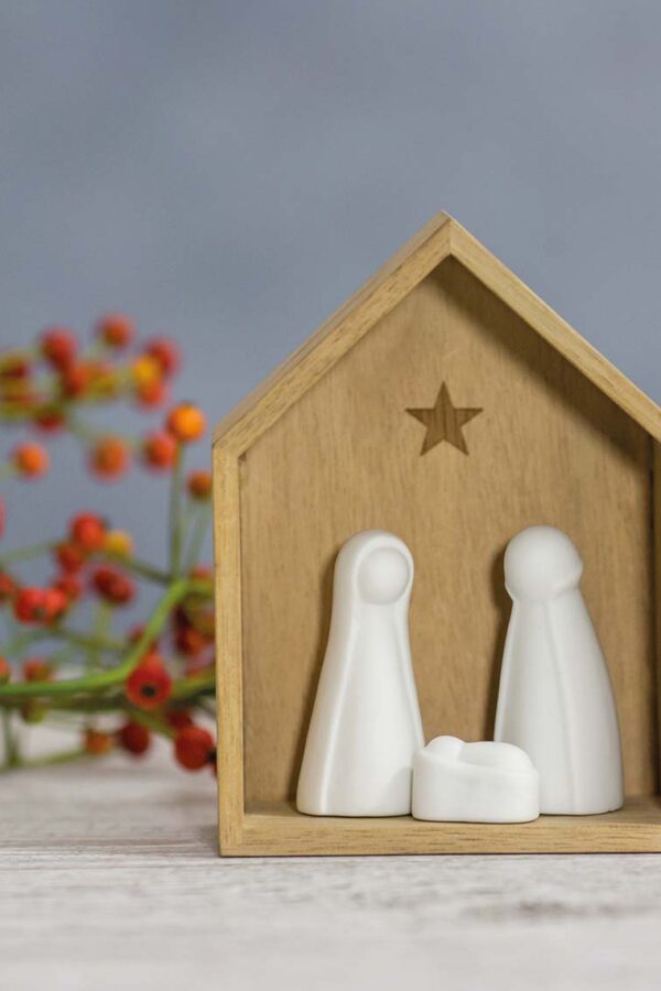 Small nativity scene "made of wood and porcelain"