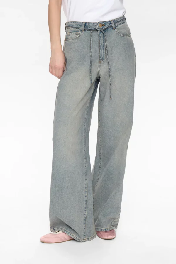 Brooklyn - light tinted blue denim